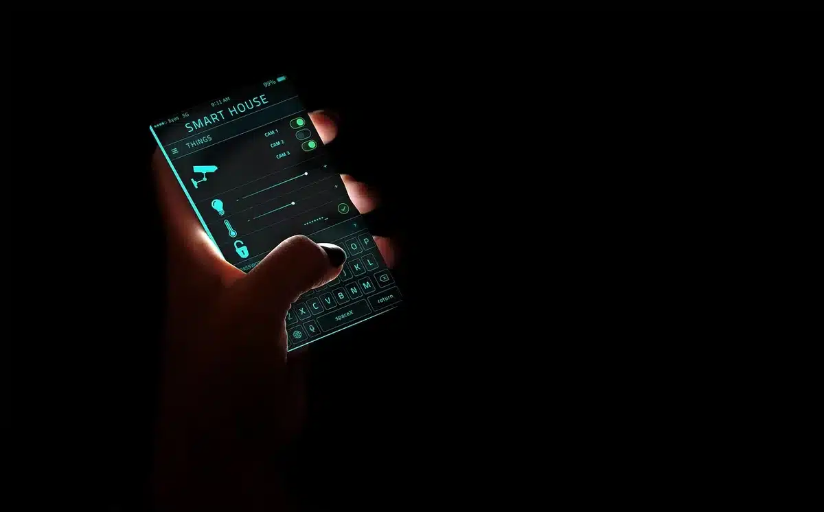 Una fila di dispositivi IoT anonimi che rappresentano la migrazione di un modello AI