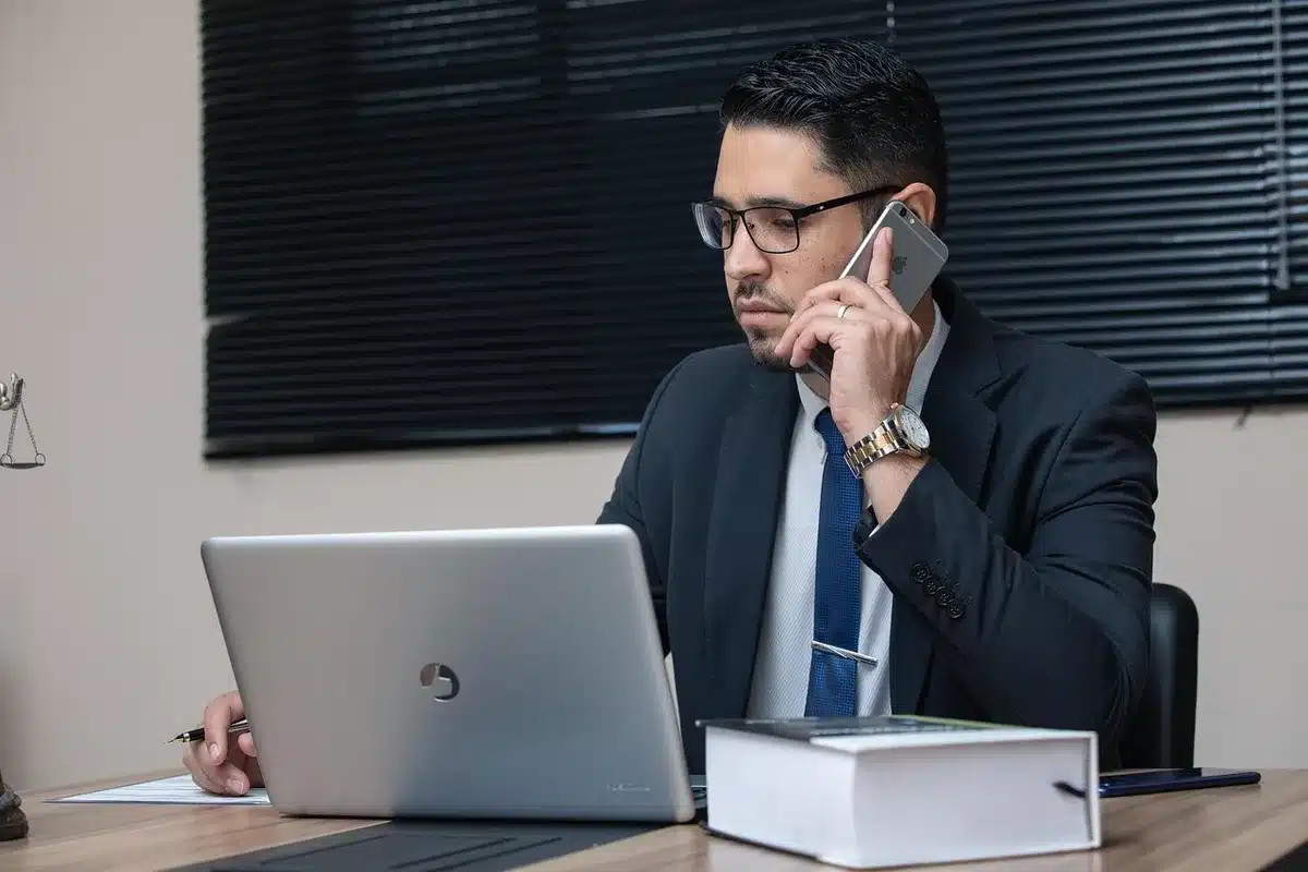 Avvocato che prepara documenti per un ricorso in appello