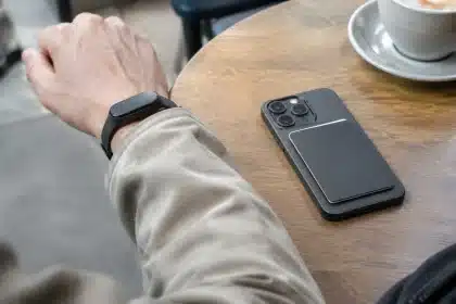 Amazon intelligenza artificiale: Bee Frontier e Bee Eclipse diventano indossabili e clip per smartphone