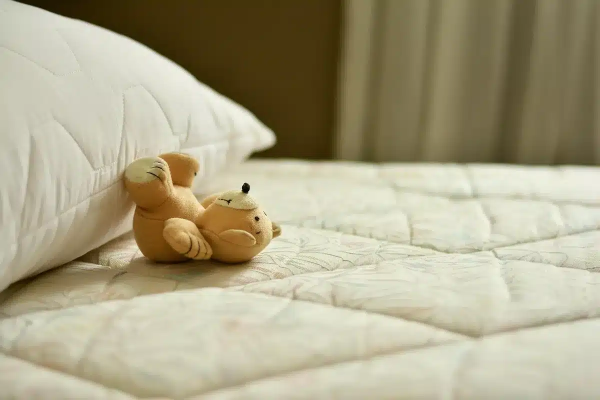 Dispositivo bedside in un comodino che monitora il sonno senza contatto