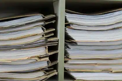 Tavolo di riunione con documenti e cartella 'public benefit' generica