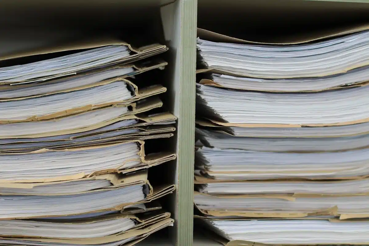 Tavolo di riunione con documenti e cartella 'public benefit' generica