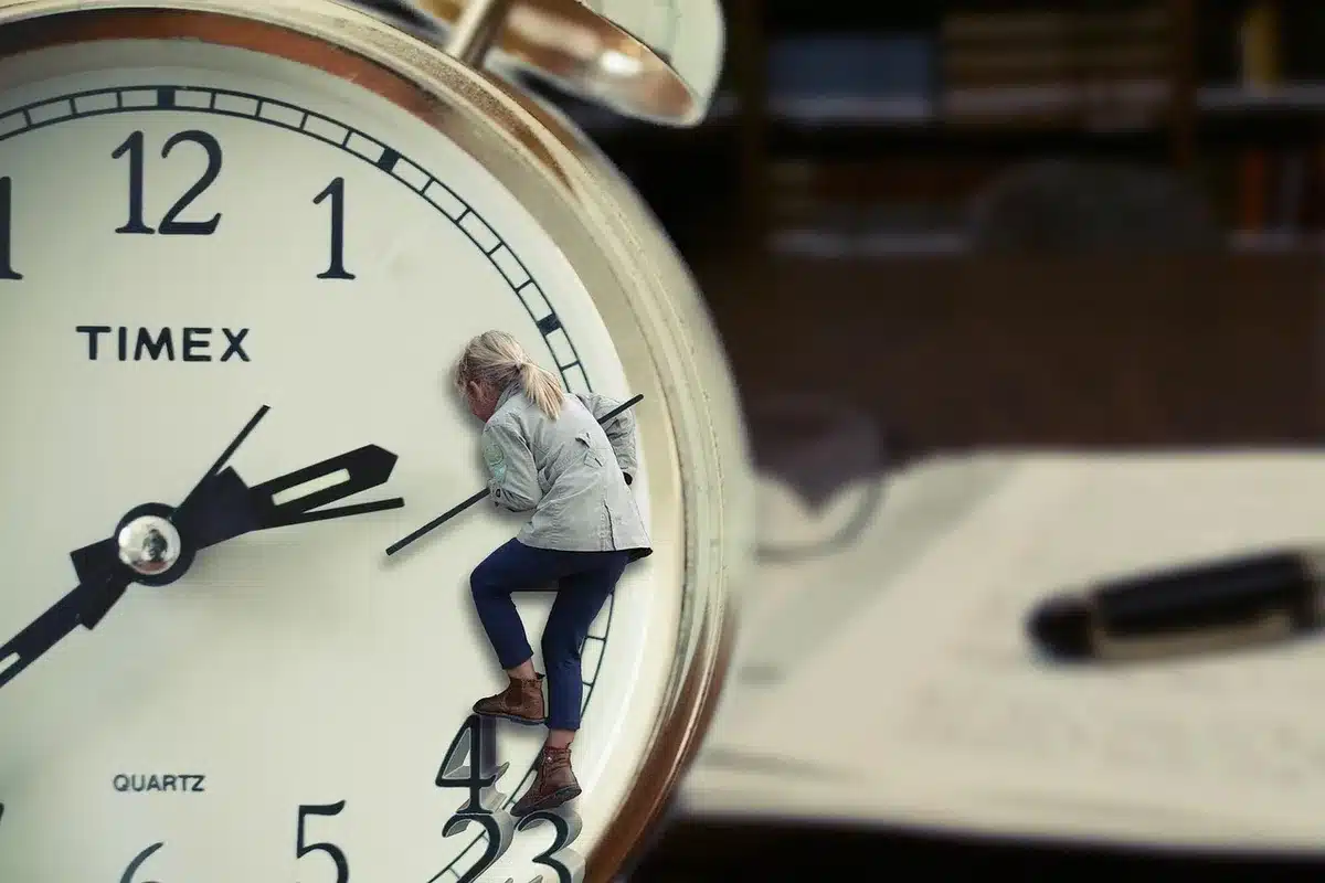 Orologio antico sfocato dietro una foto sbiadita