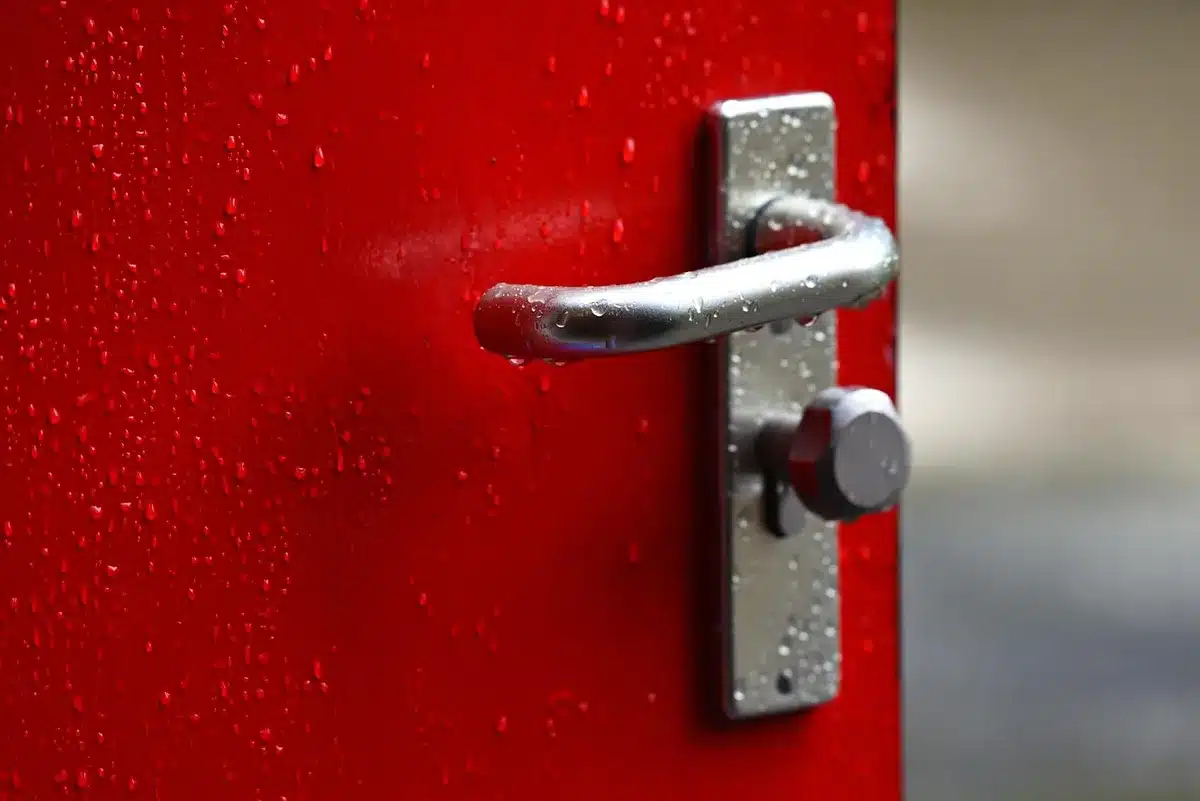 Serratura smart anonima montata su una porta, vista laterale