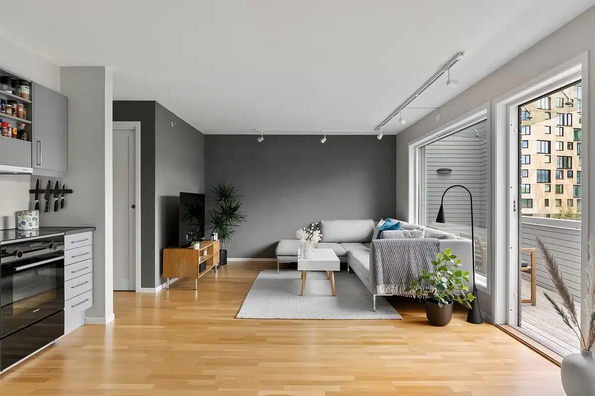 Configurazione living con quattro speaker e TV per audio surround