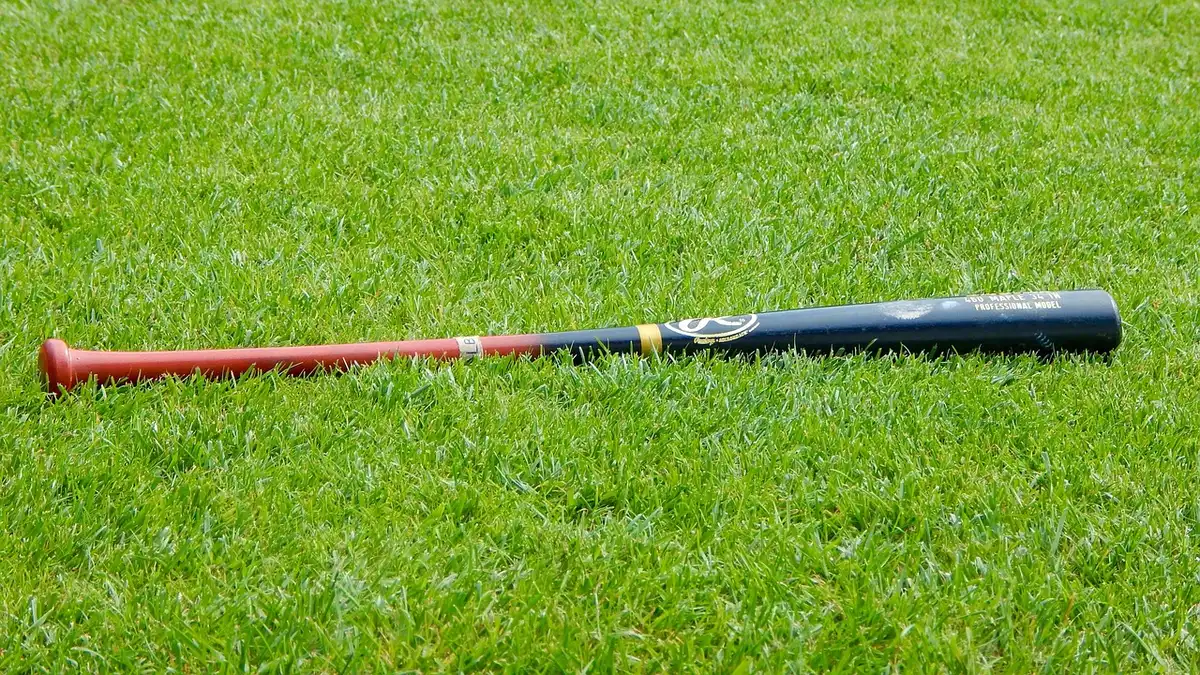 Attore in posa elastica sul campo da baseball che evoca Mister Fantastic