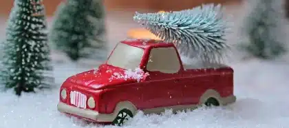 Mani che aprono caselle di un calendario dell'avvento con miniature e piccoli gadget