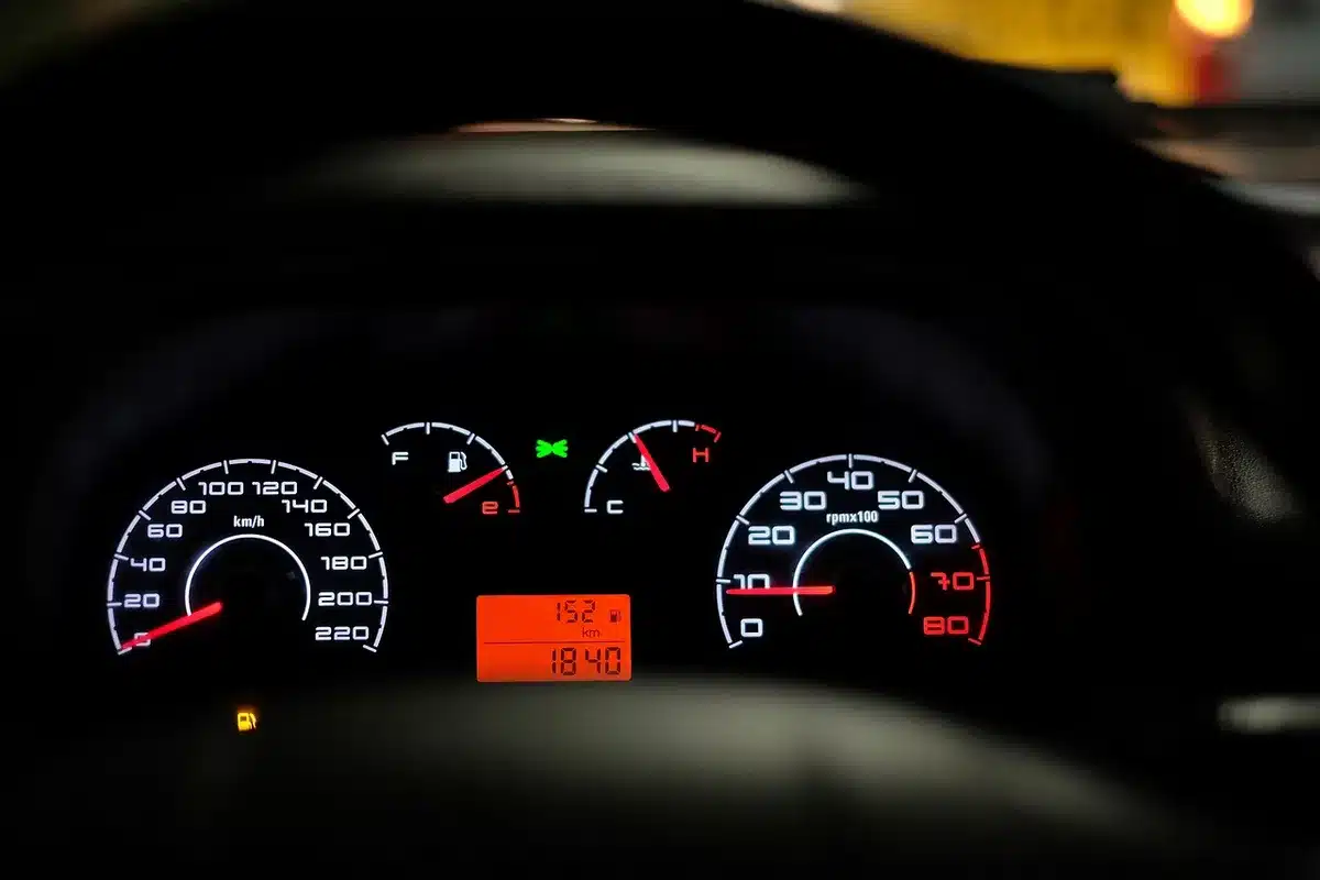 Interfaccia digitale con notifiche e dashboard che rappresentano un agente cloud