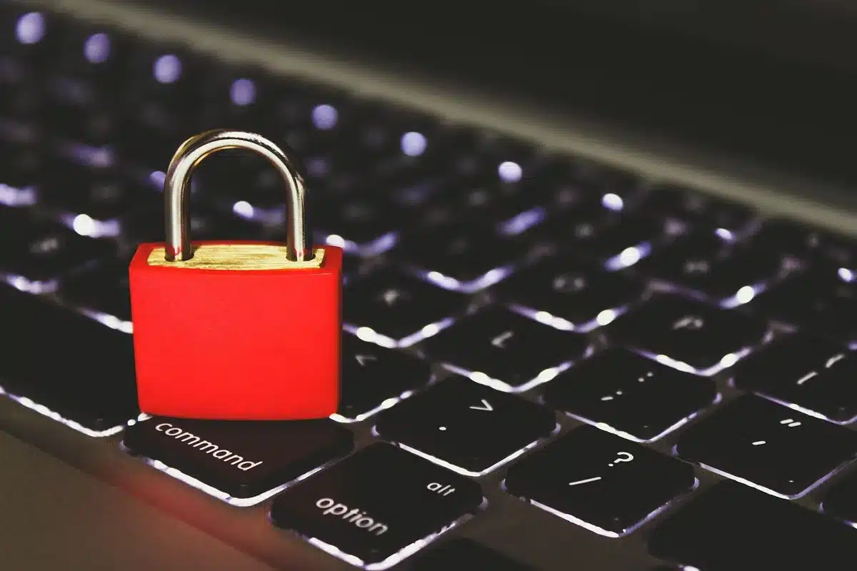 Computer con lucchetto digitale che simboleggia la protezione dei dati