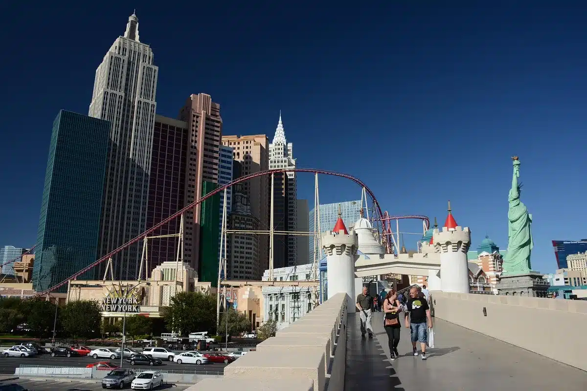 La Las Vegas Strip reinventata con neon rotti e atmosfera inquietante