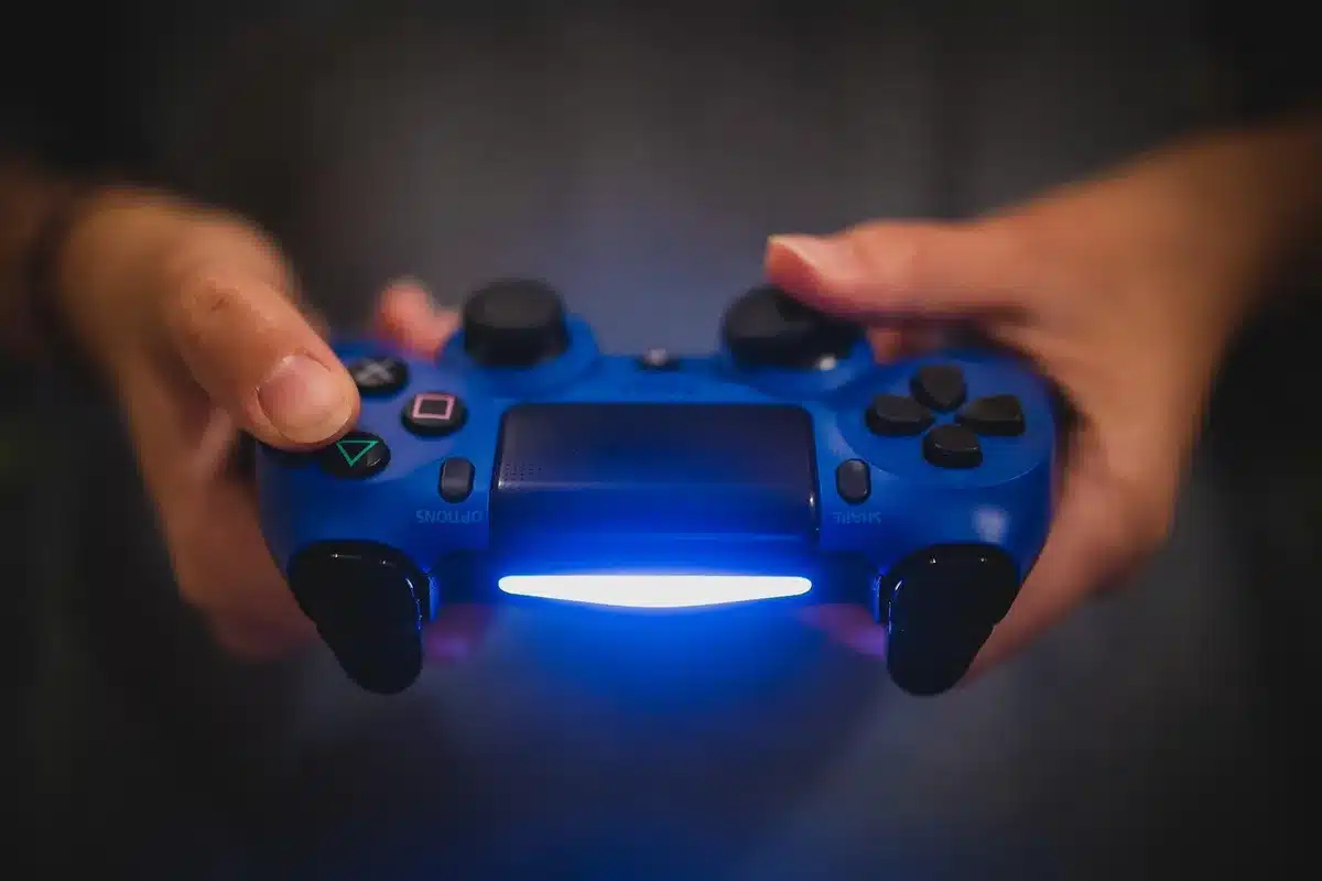 Controller PS5 giallo e nero con dettagli ispirati a fumetti