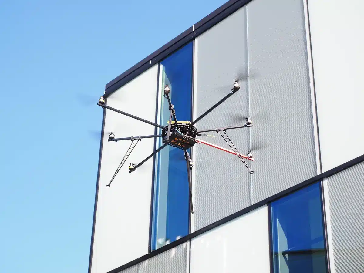 Telecomando vicino a un televisore acceso con guida programmi sullo schermo