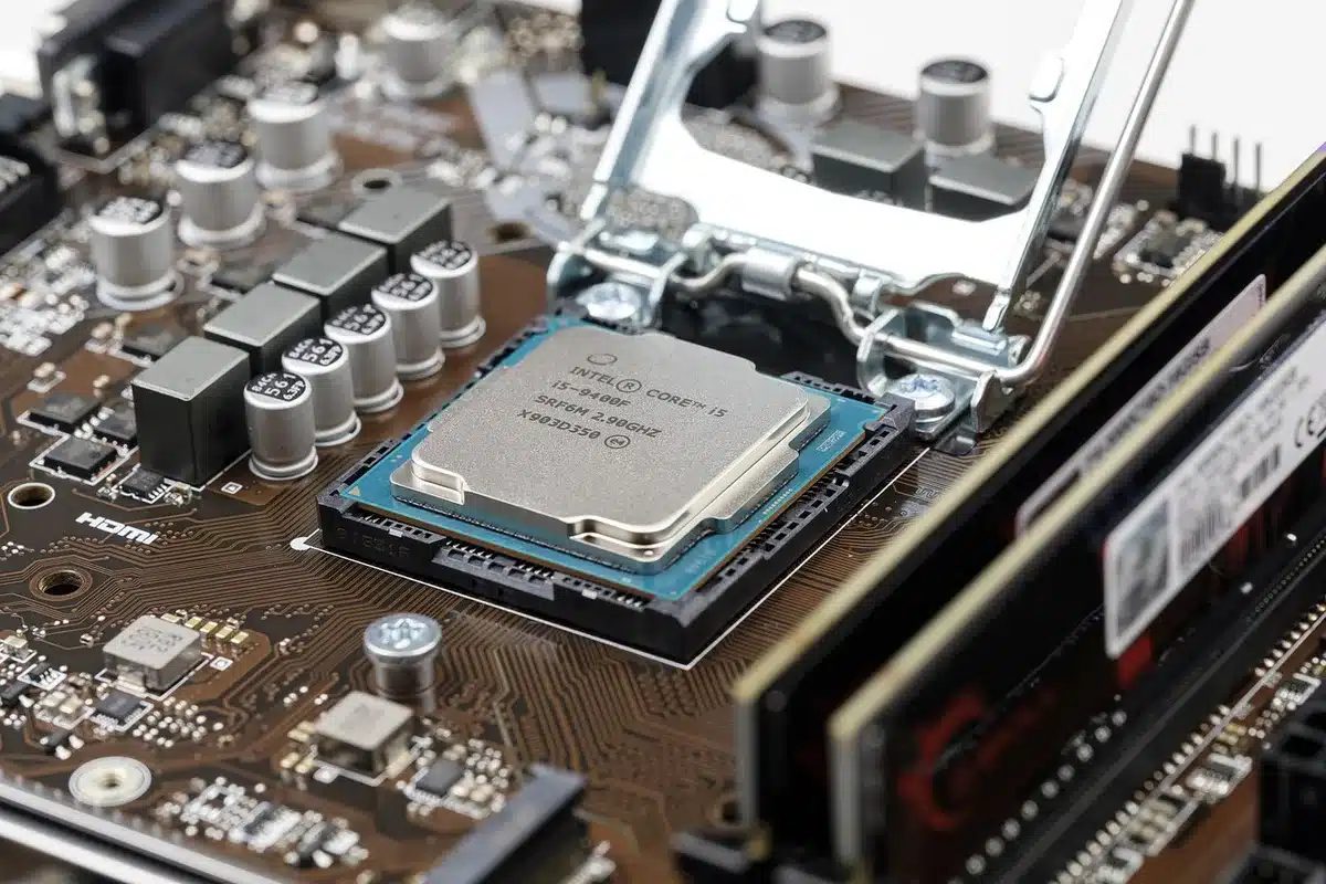 Circuito elettronico storico e componenti di un primo microprocessore