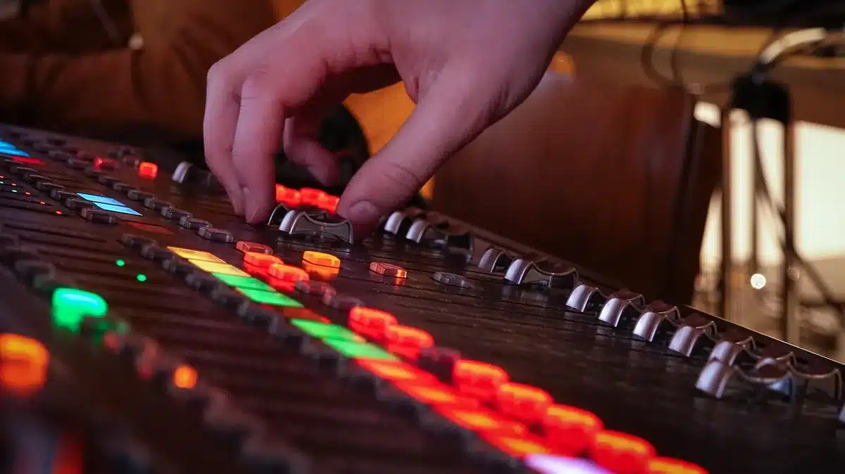 Tecnico del suono che lavora su effetti ambientali in studio