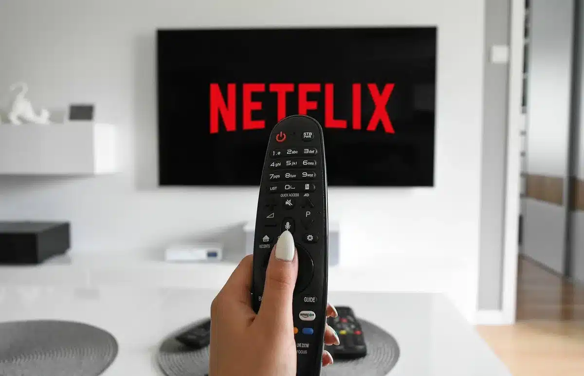 Fire TV Stick compatto collegato alla porta USB del televisore