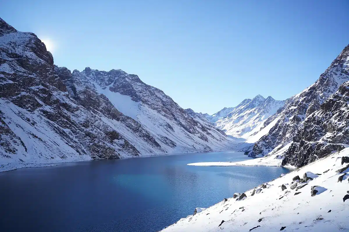 Paesaggio freddo e costiero che evoca l'atmosfera del trailer
