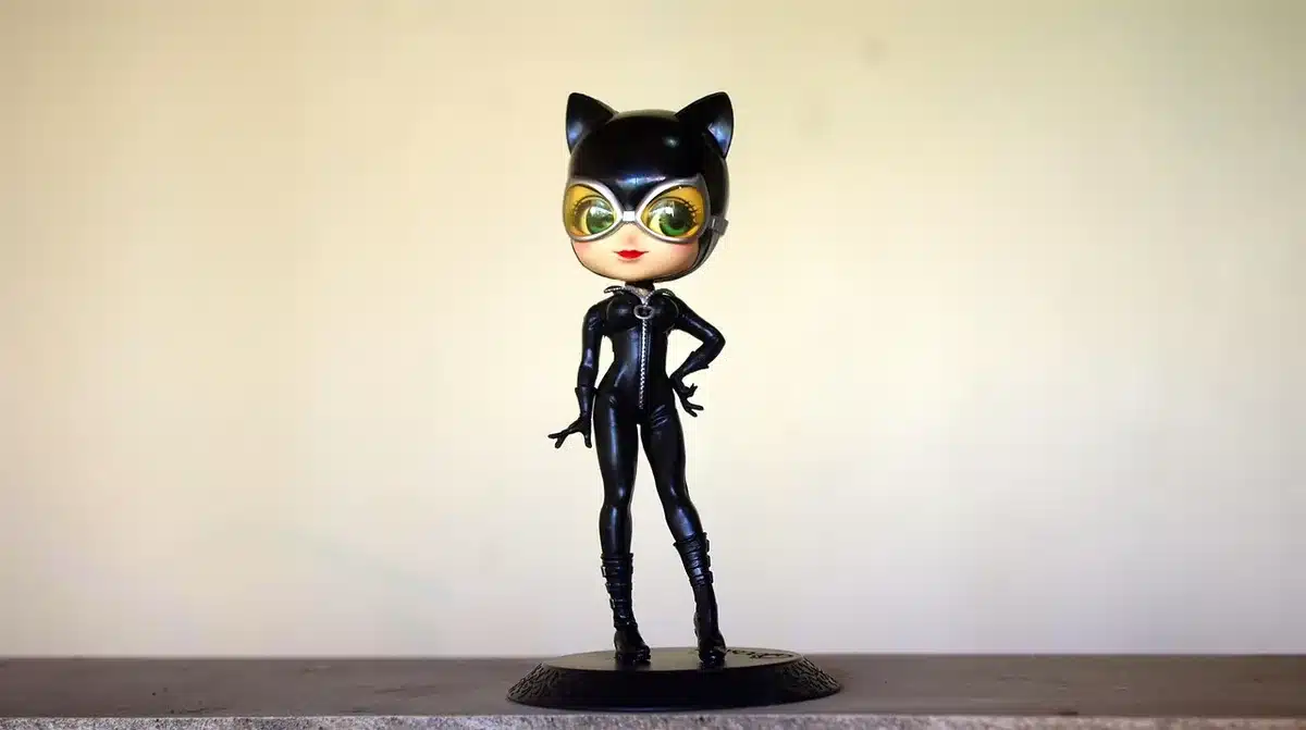 Funko POP di una eroina horror con arma in mano in confezione da preorder