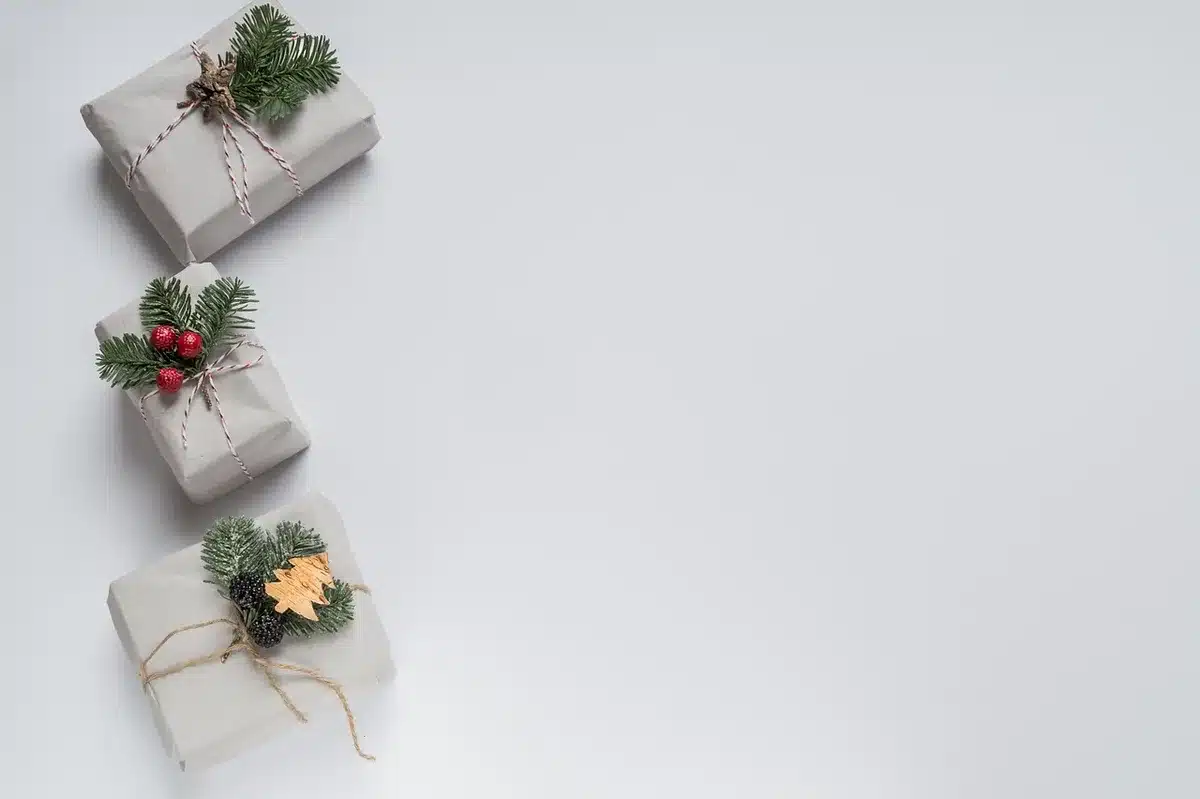 Calendario e confezione regalo con scatola pronta per la spedizione natalizia