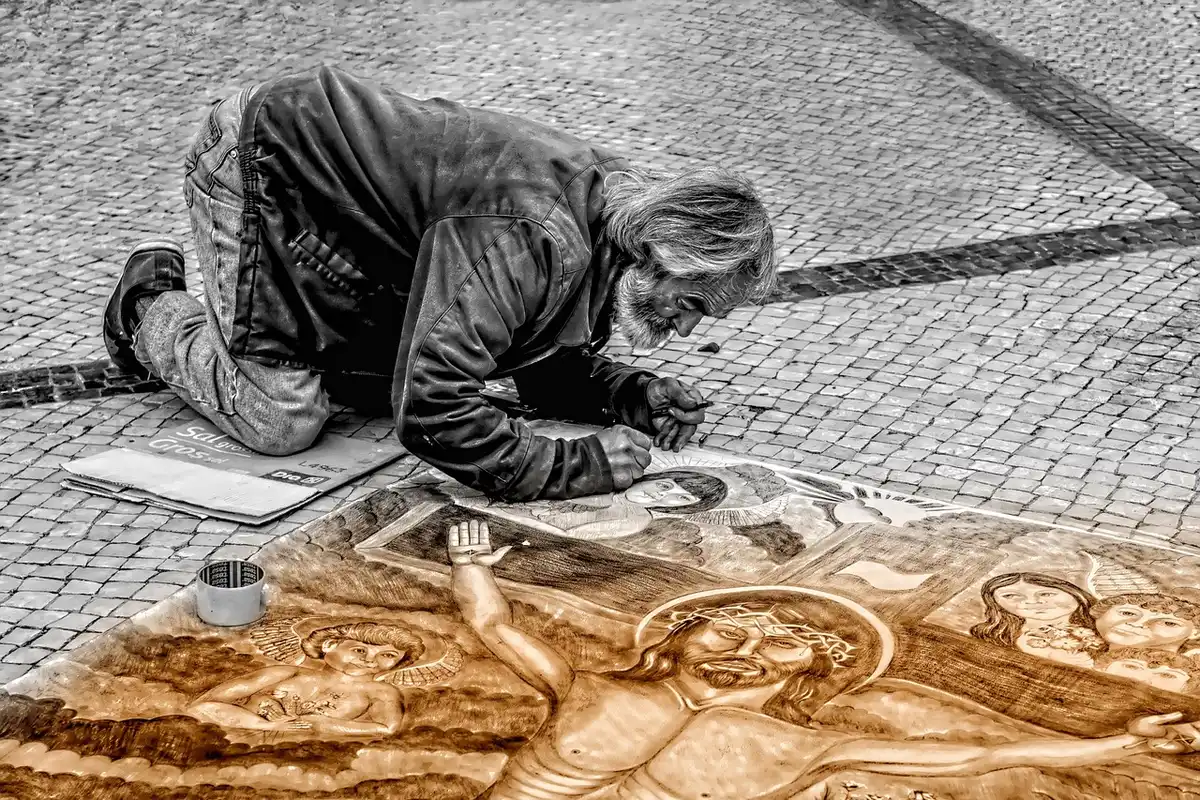 Disegni su un tavolo e materiali da disegno che evocano la creatività di una ragazza