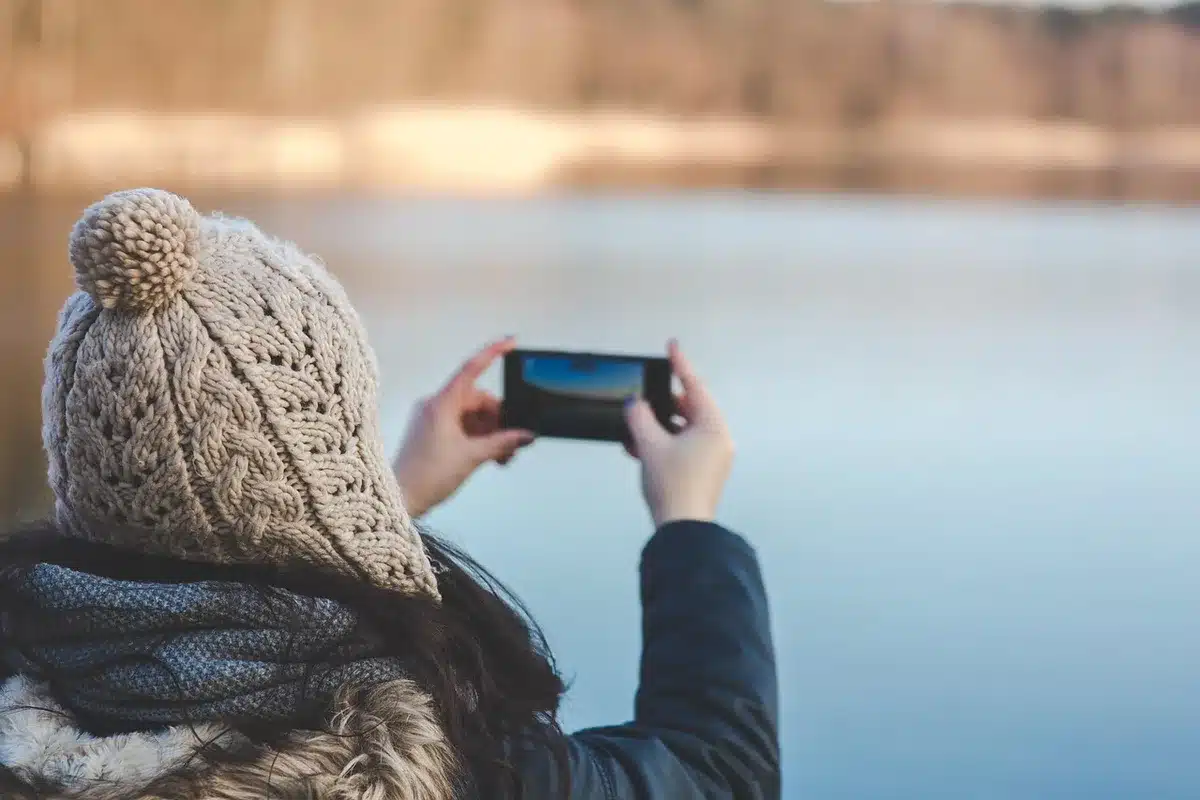 Obiettivo cinematografico vicino a smartphone che mostra il legame con Arri