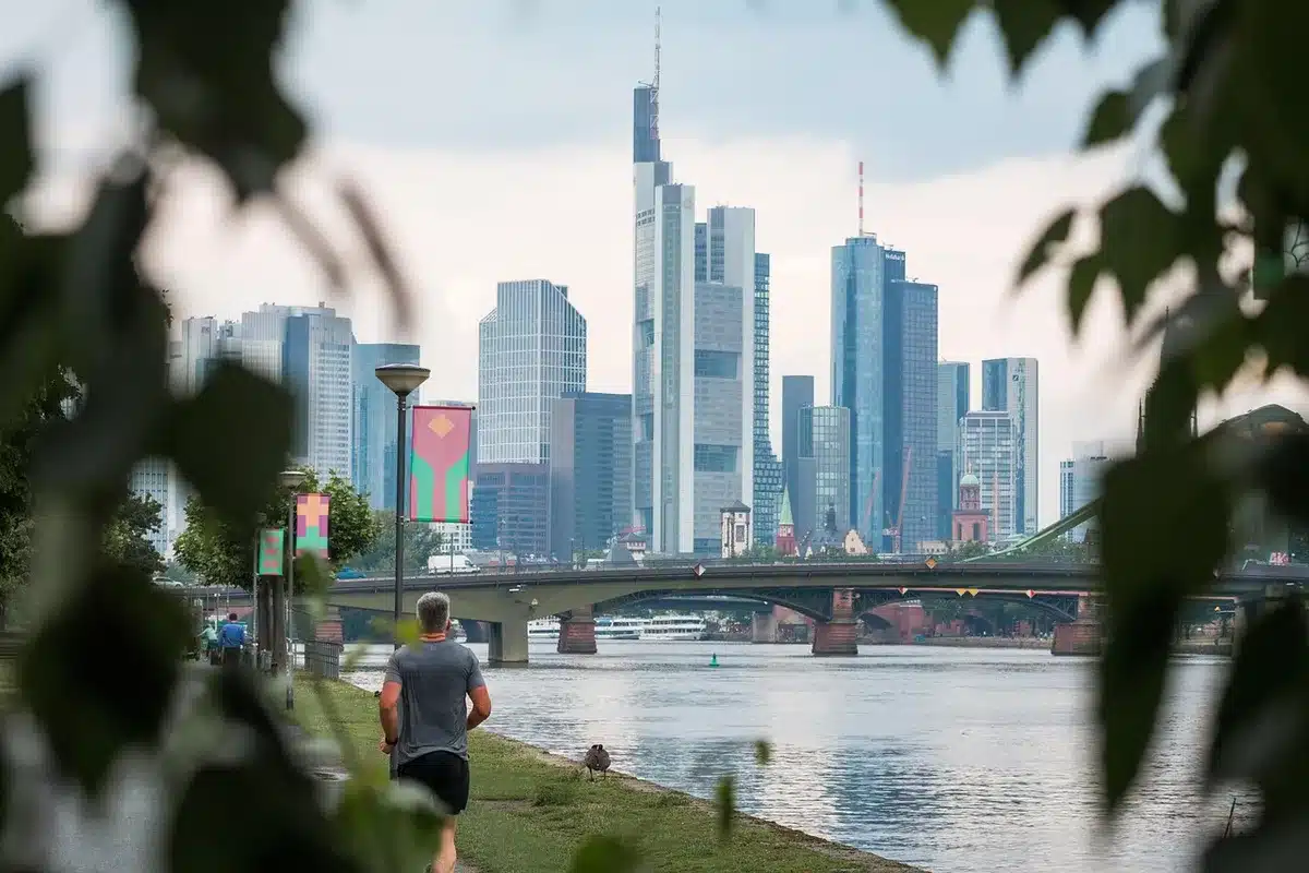 Veduta anonima dello skyline e quartiere business di Milano
