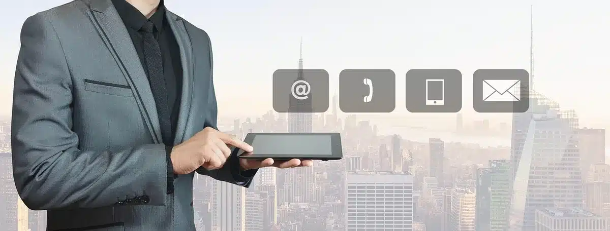 Professionista che controlla le email su uno smartphone durante il lavoro