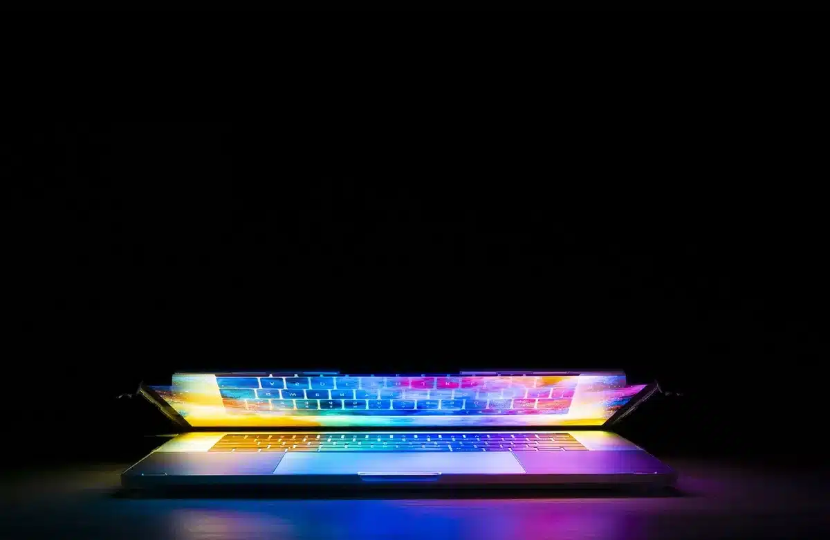 Tastiera iPhone con la barra dei suggerimenti senza il pulsante Scrivi con Siri