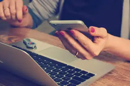 iPhone con tastiera e mano che copre il suggerimento sulla riga superiore