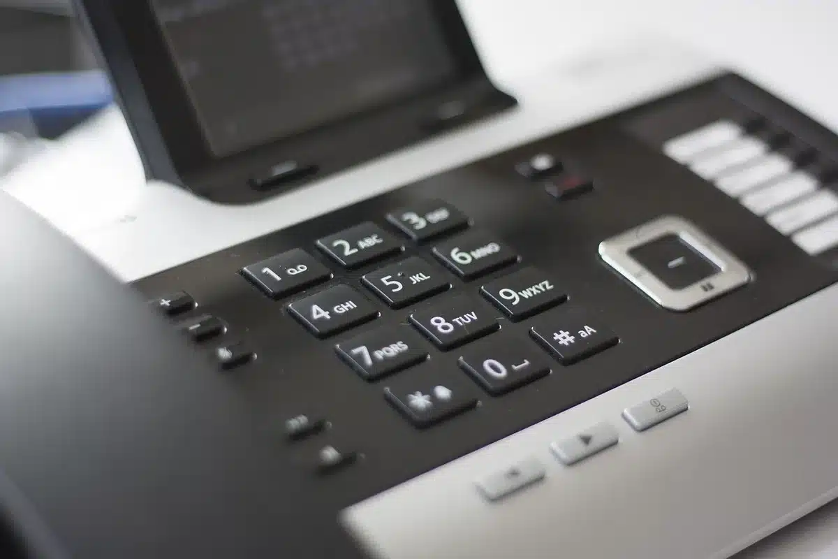 Trascrizione in tempo reale di una chiamata mostrata sul display dell'iPhone