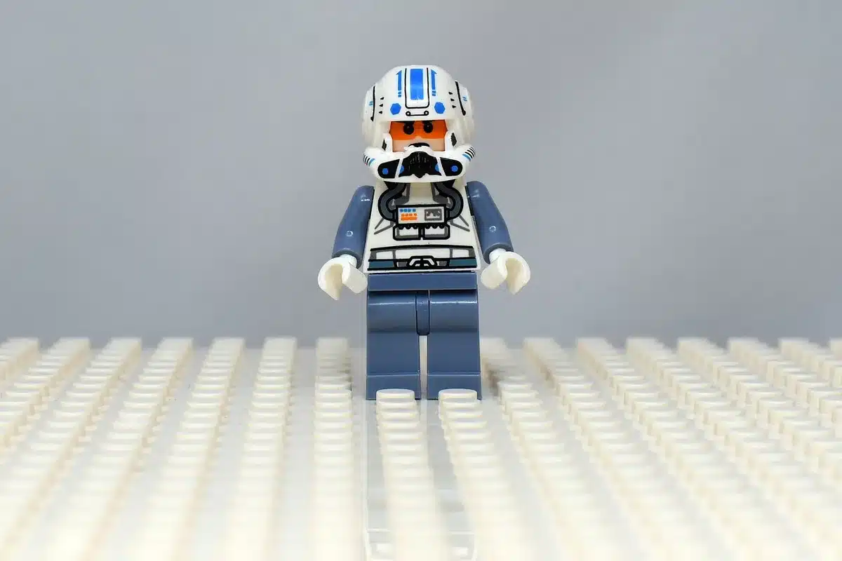 Set LEGO ninfee rosa e bianco esposto su una mensola