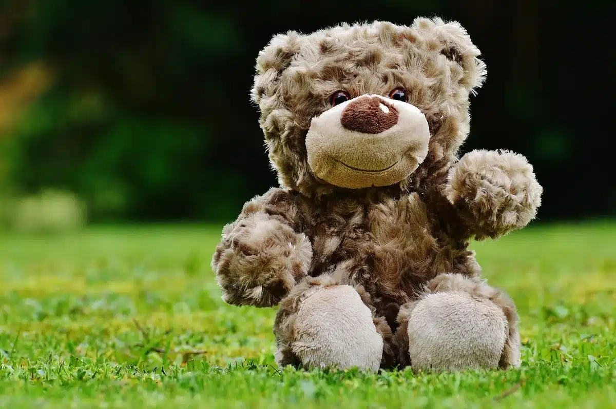 Bambino che costruisce una moto giocattolo con mattoncini in salotto