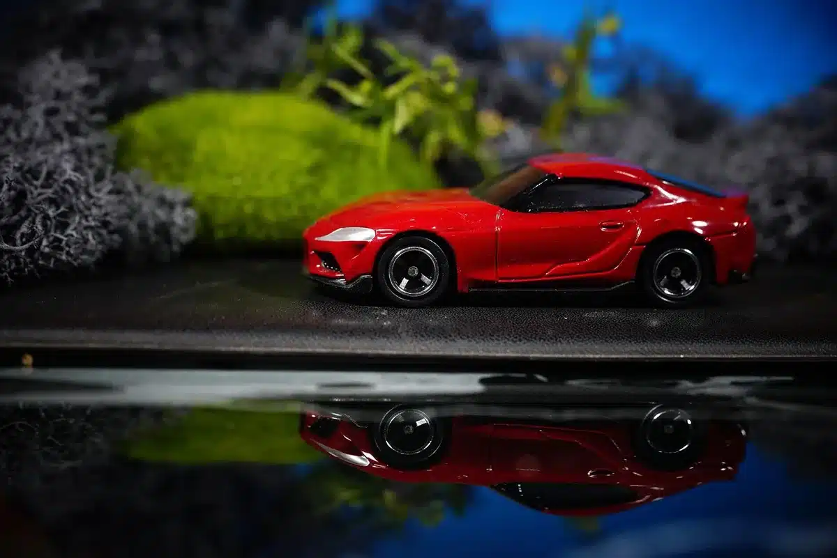 Set cinematografico in miniatura con cinepresa e scene da backstage