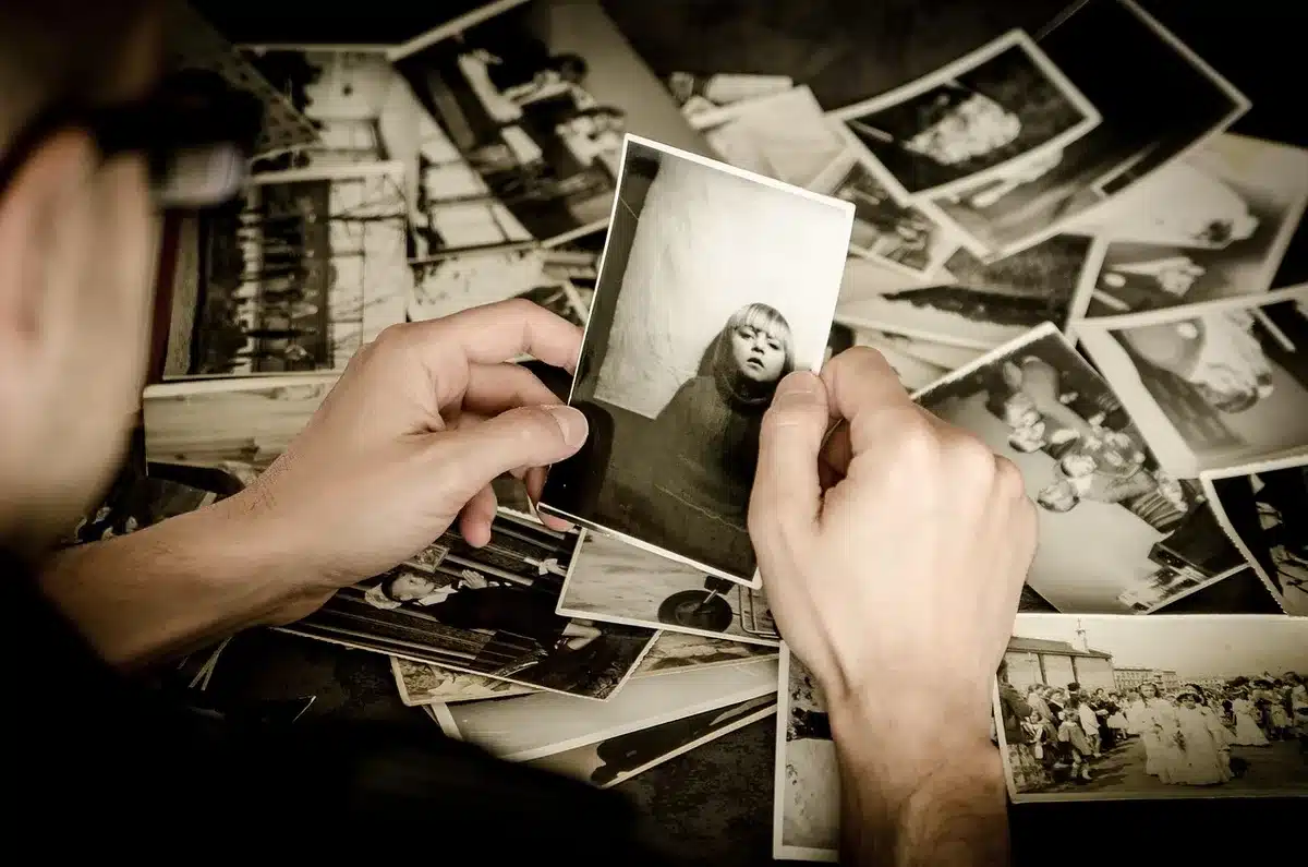 Mani anziane che stringono una fotografia, simbolo di memoria cinematografica