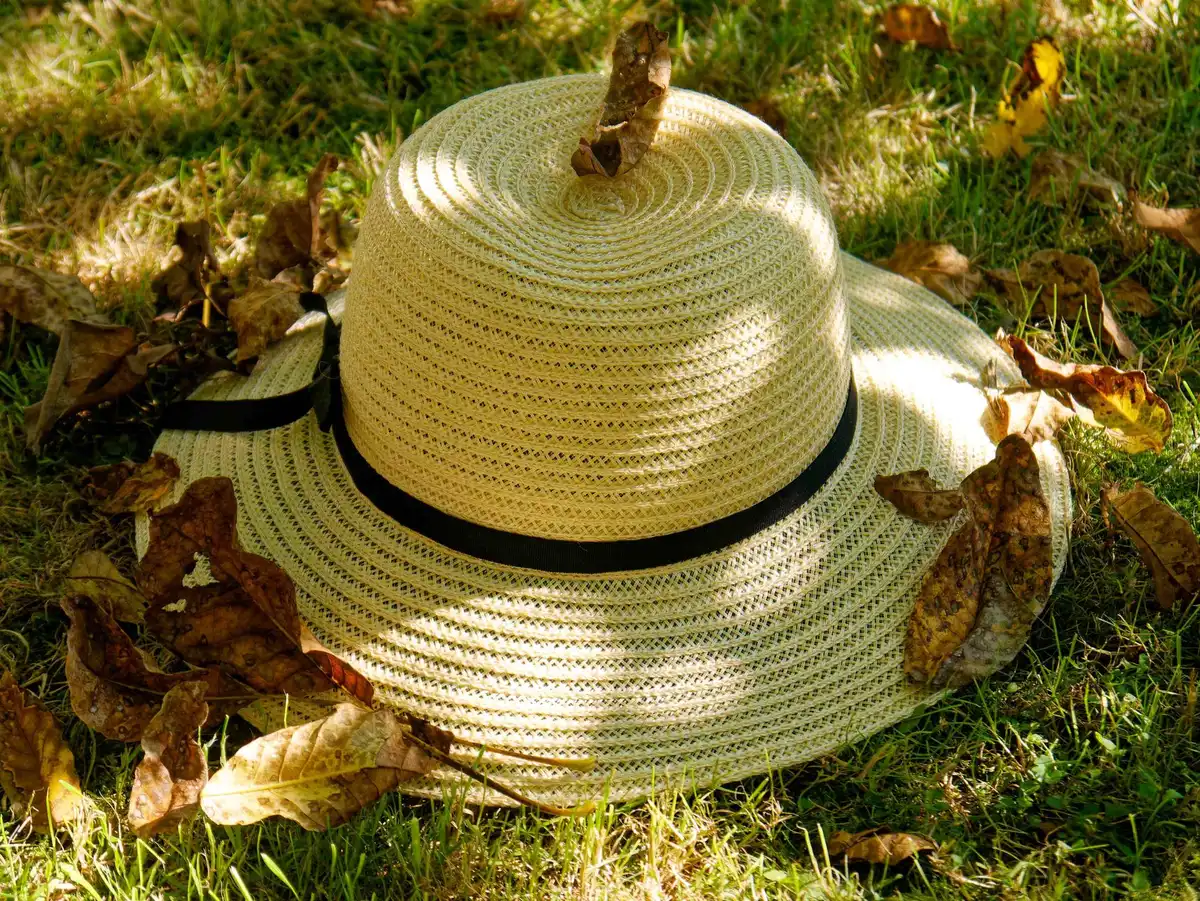 Portafoglio marrone compatto con portachiavi a forma di cappello di paglia