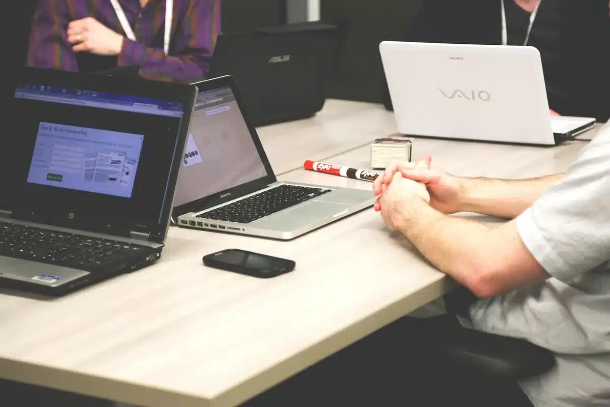 Schermo di laptop con interfaccia di chatbot in uso in ambiente d'ufficio