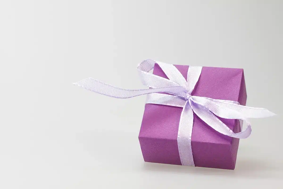 Confezione di gioco e una pagina prodotto Amazon su uno schermo