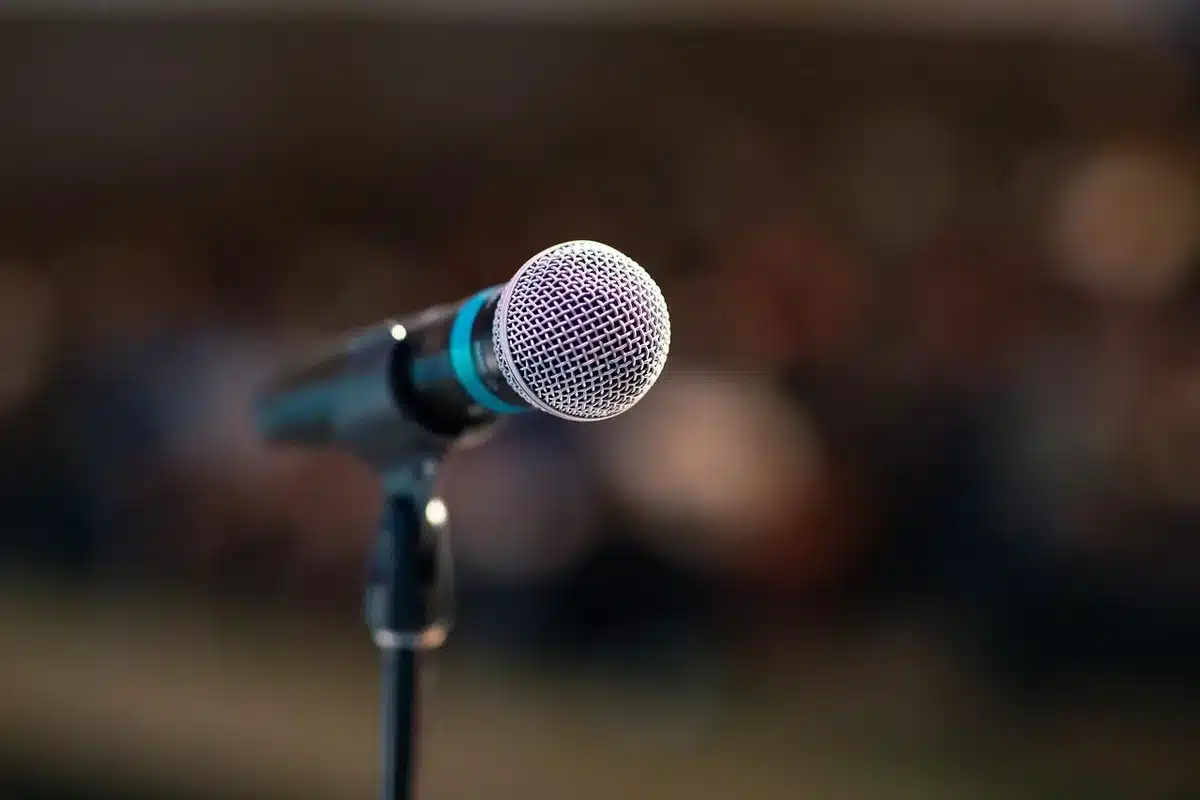 Regista sul palco visibilmente emozionata durante il discorso di ringraziamento
