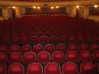 Pubblico anonimo applaude in una sala di festival cinematografico