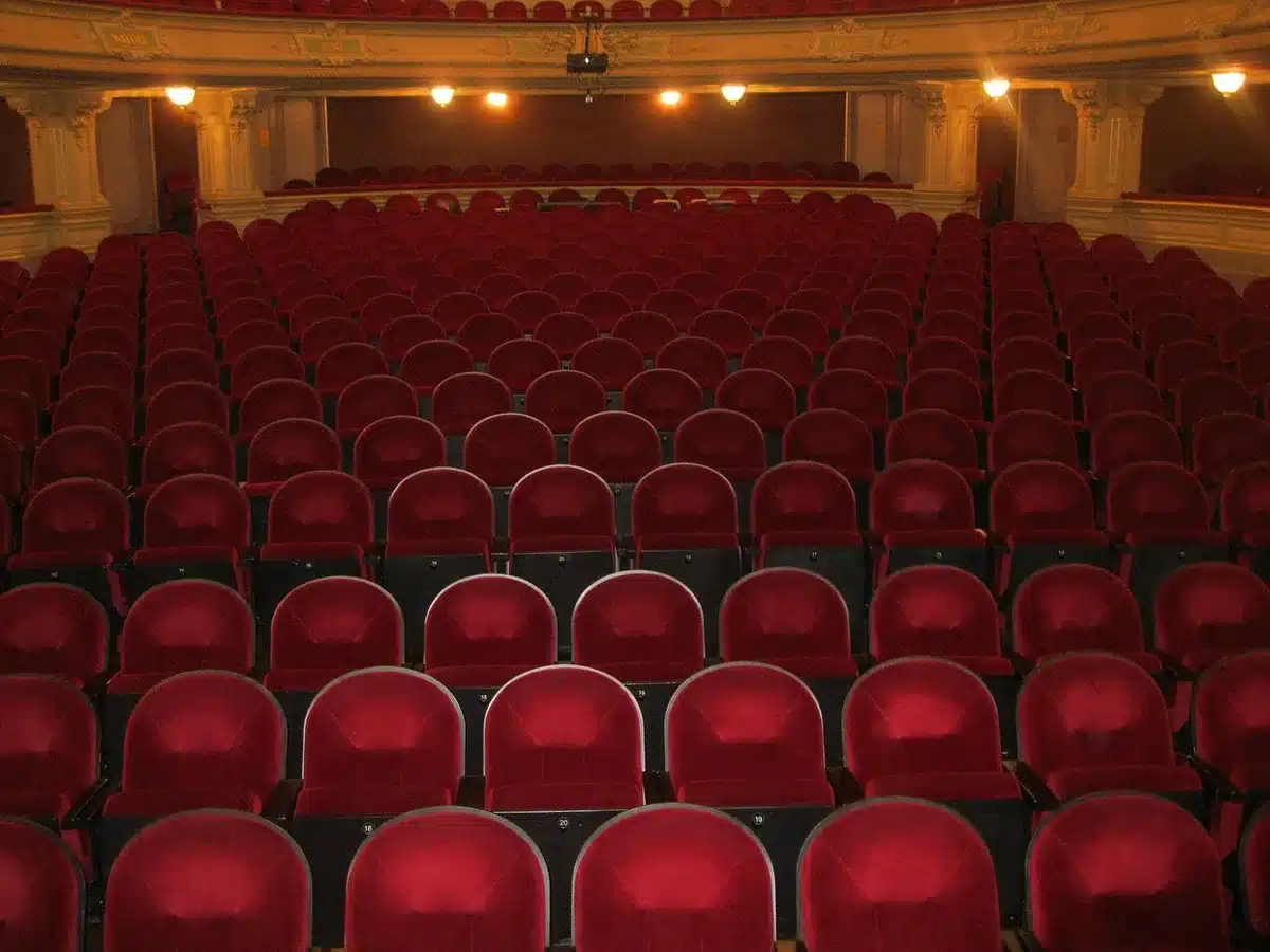 Pubblico anonimo applaude in una sala di festival cinematografico