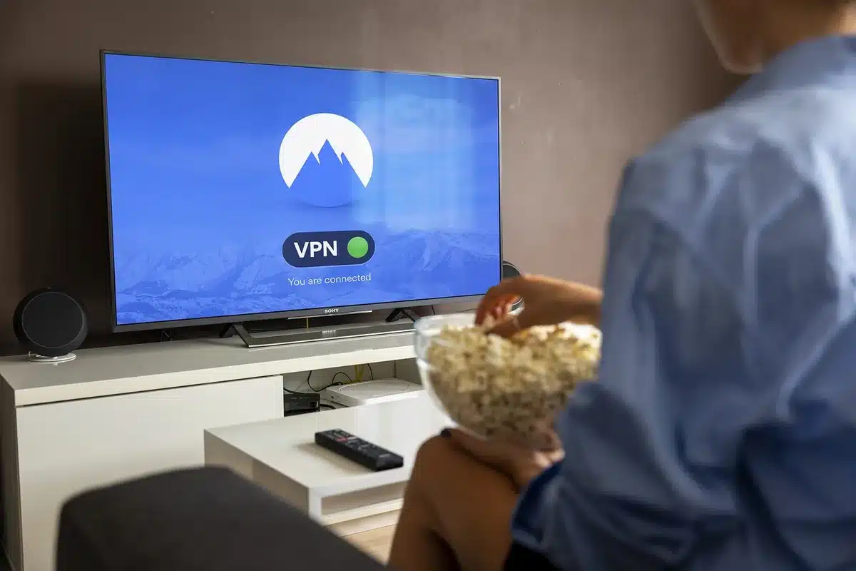 Famiglia che guarda un DVD in salotto con TV e console
