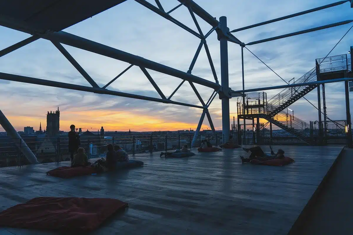 Scena di set urbano con luci naturali e crew al lavoro