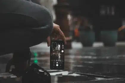 Interno di smartphone smontato con tubi traslucidi e illuminazione RGB che evoca raffreddamento