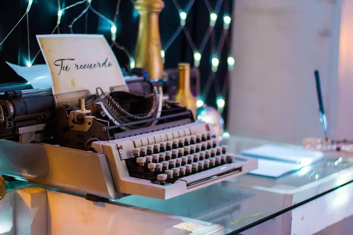 Macchina da scrivere vintage in una stanza buia come punto di salvataggio