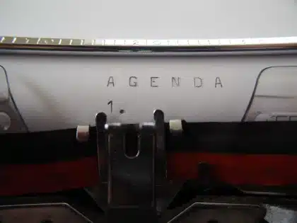 Macchina da scrivere vintage su un tavolo con un nastro d'inchiostro in primo piano