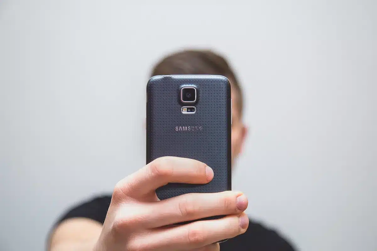 Primo piano del modulo fotografico posteriore di uno smartphone con alloggiamenti obiettivi