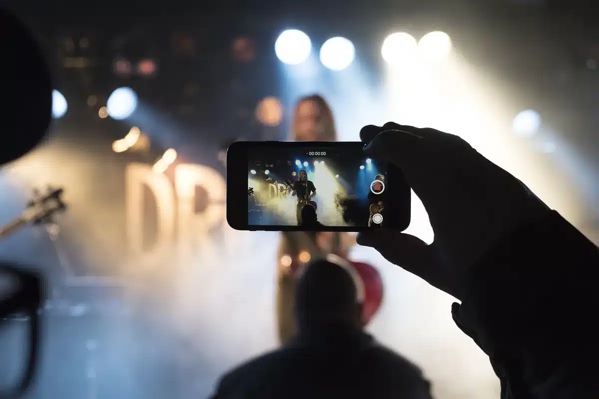 Scatto notturno da smartphone con cielo scuro e dettagli nelle ombre
