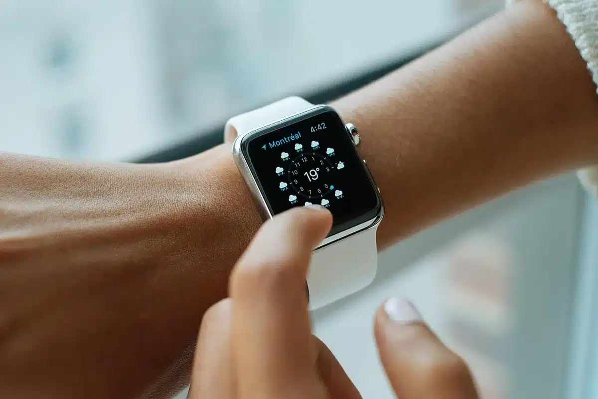 Interfaccia classica di Siri mostrata sullo schermo di un iPhone