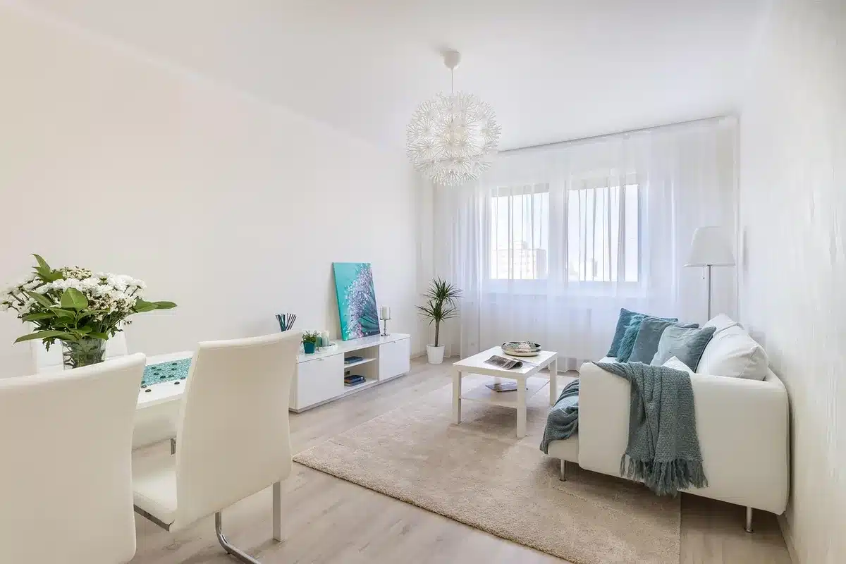 Hub touch per smart home su parete in soggiorno, telefono su tavolino vicino