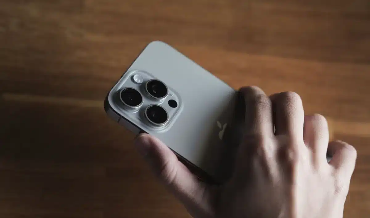 Primo piano del modulo fotocamera posteriore di uno smartphone moderno