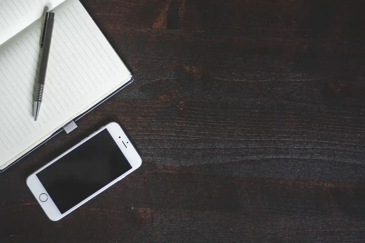 Vista interna concettuale del dissipatore con camera di vapore di uno smartphone